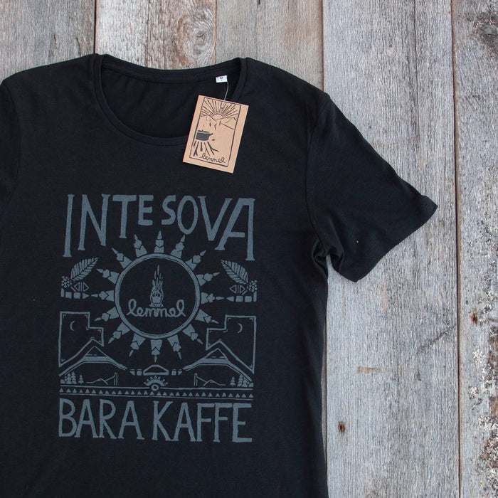 Lemmel Kaffe T-shirt "INTE SOVA" Svart